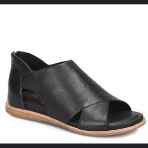 NWOB Sofft Evonne Flat Sandal in Black